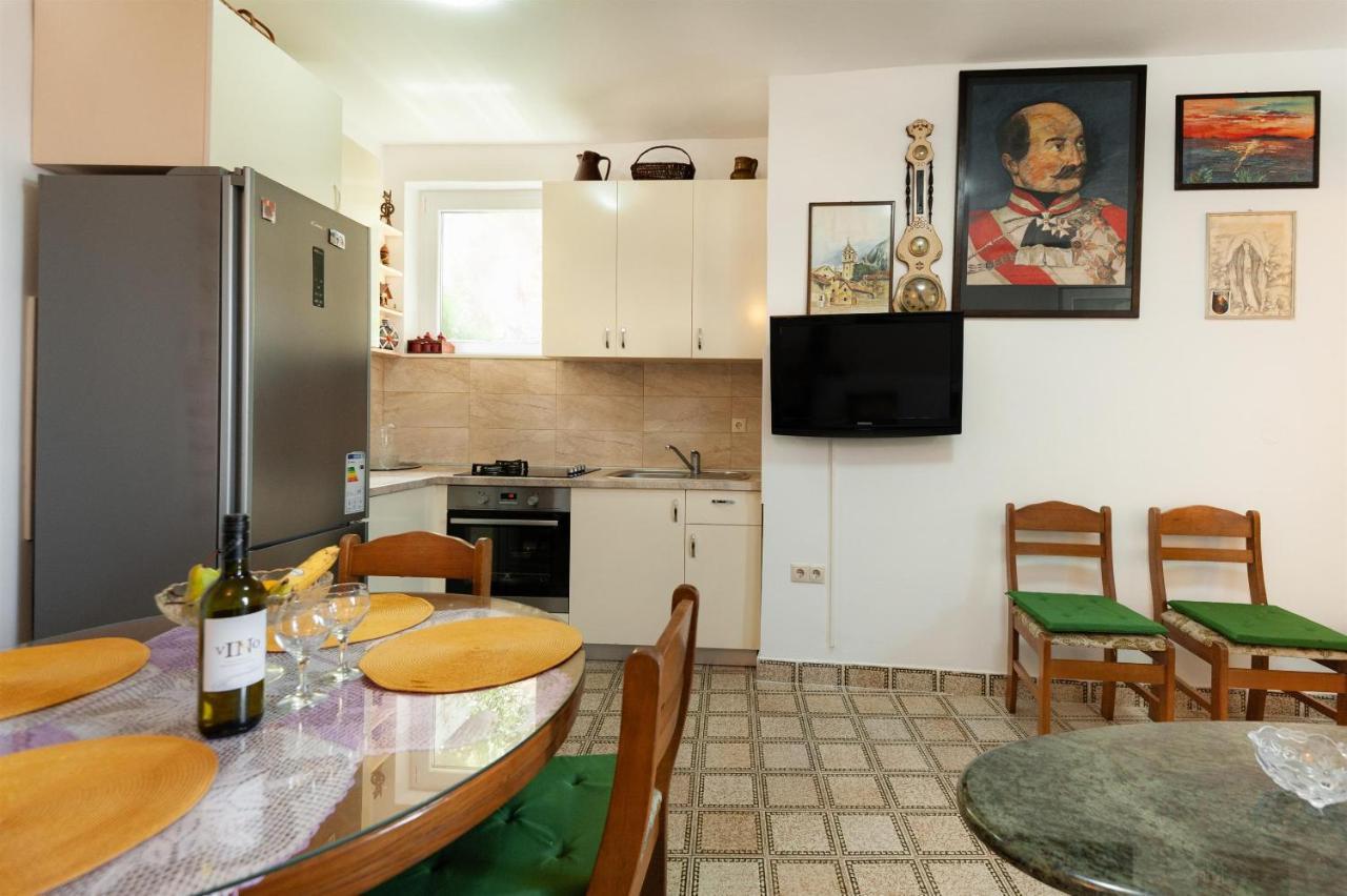 Apartments Antonija Оміш Екстер'єр фото