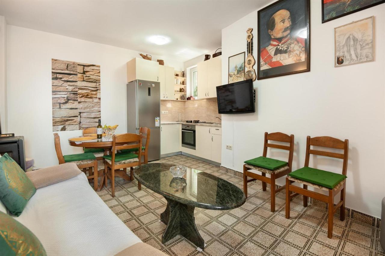 Apartments Antonija Оміш Екстер'єр фото