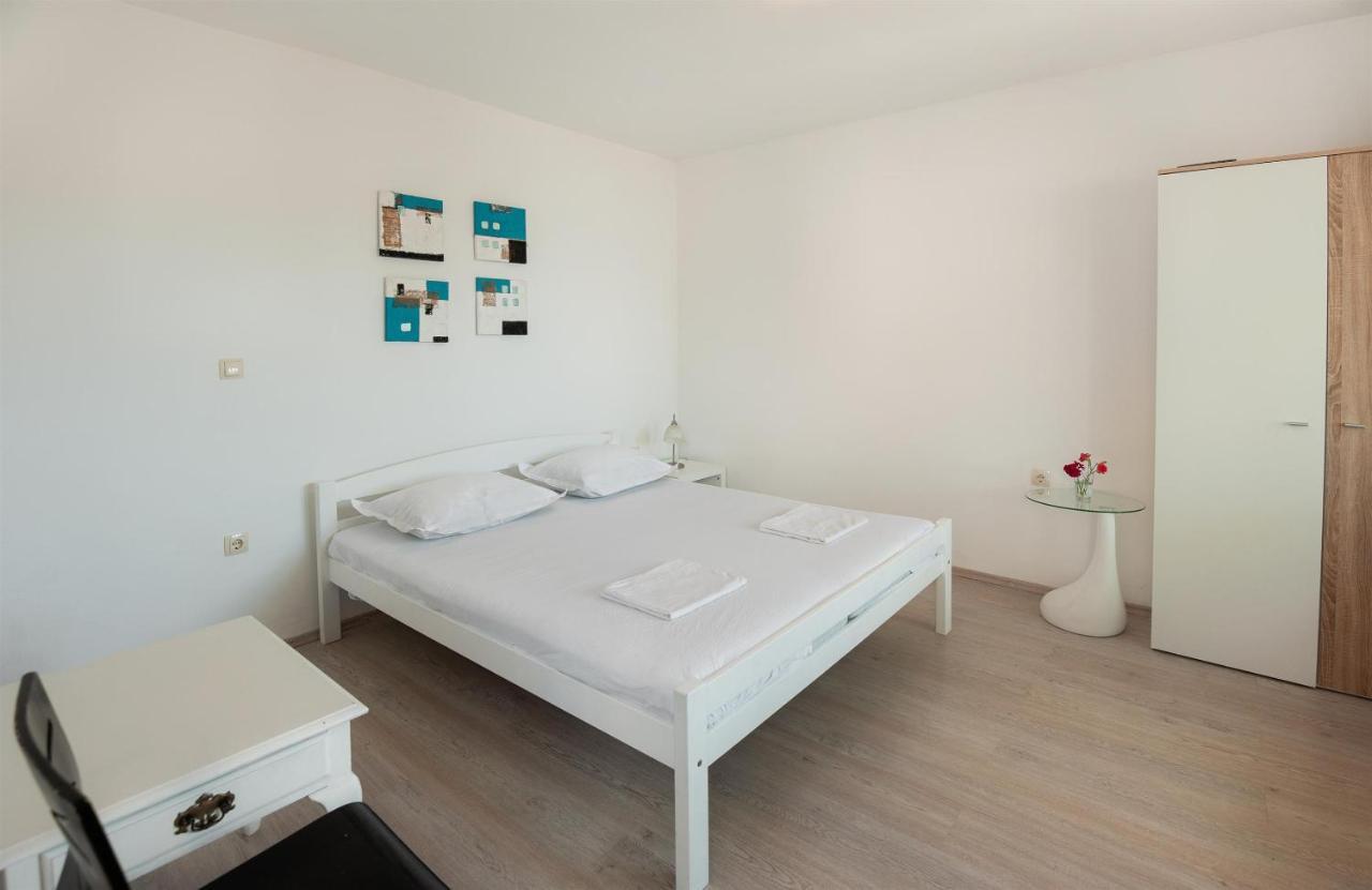 Apartments Antonija Оміш Екстер'єр фото