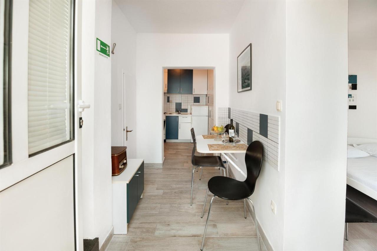 Apartments Antonija Оміш Екстер'єр фото